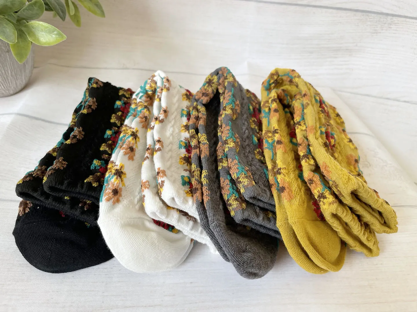 Retro Floral Casual Crew Socks, Cute Flower Cotton Warm Winte